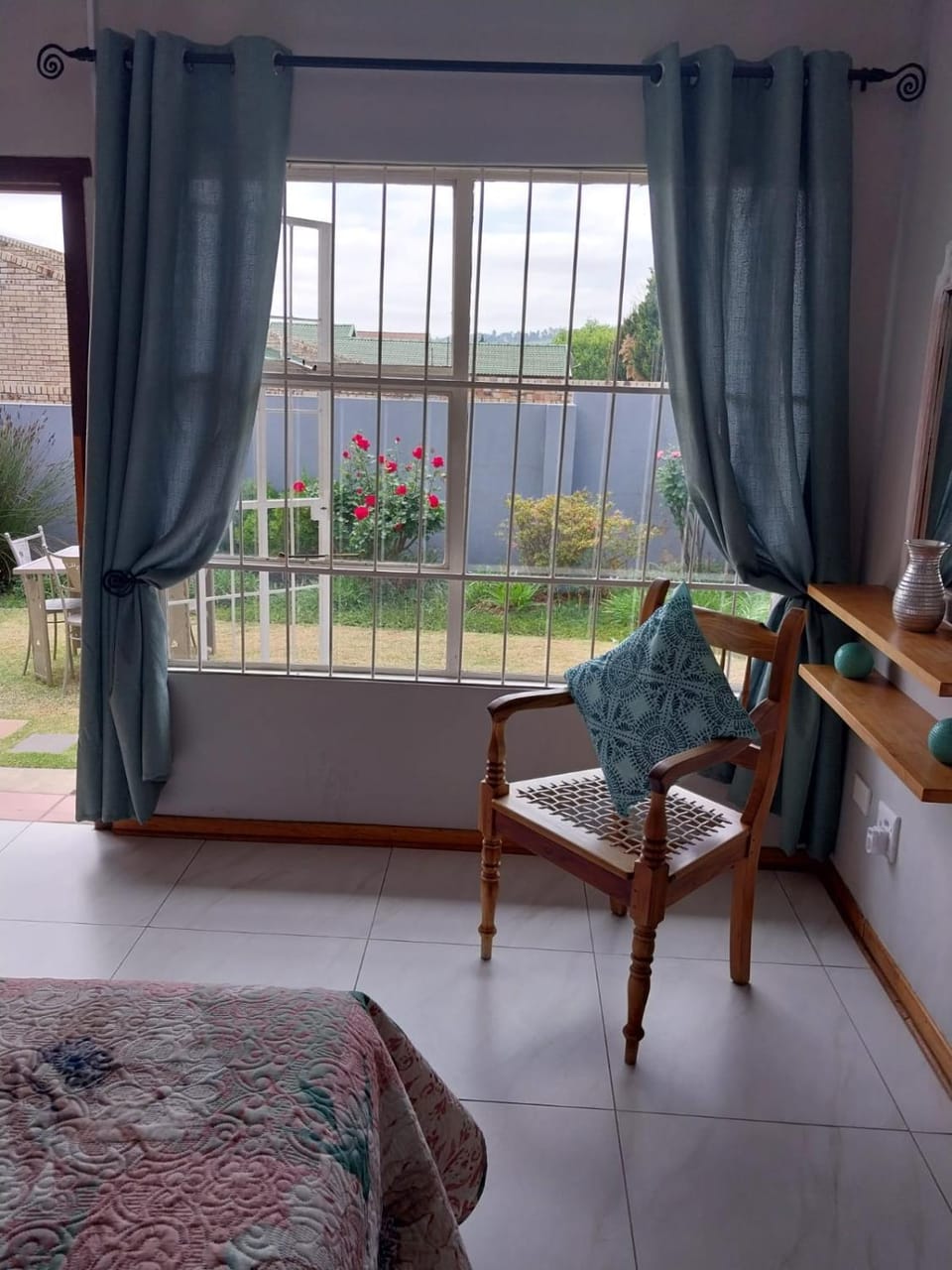 Garden, View (from property/room), Seating area, Bedroom