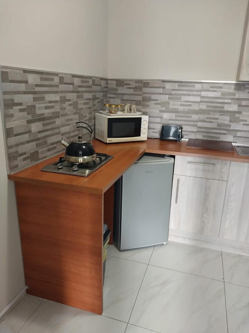 Kitchen or kitchenette, minibar, stove, toaster