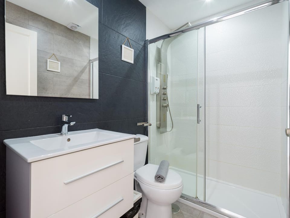 Shower, Toilet, Bathroom, heating, towels
