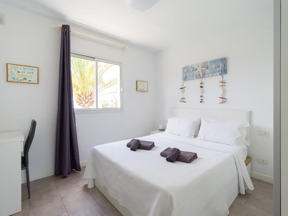 Bed, Photo of the whole room, Seating area, Bedroom, safe, towels, wardrobe
