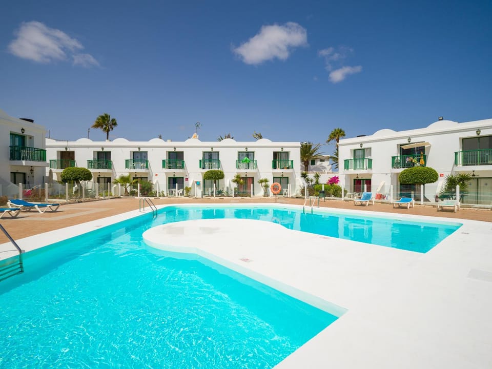 Swimming pool, sunbed