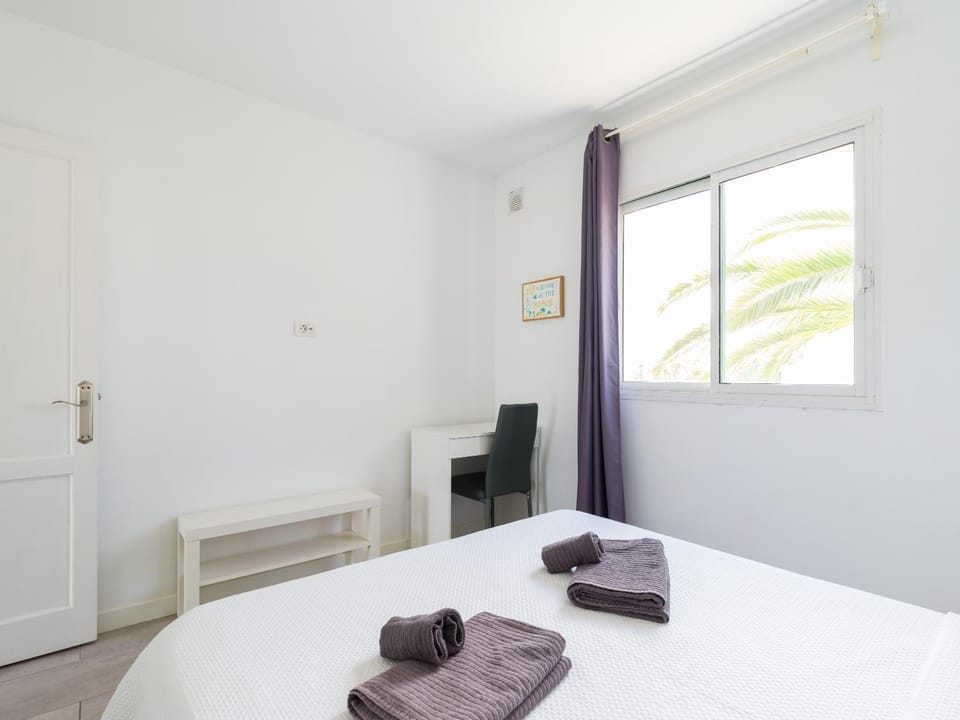 Bed, Photo of the whole room, Seating area, Bedroom, fireplace, towels, wardrobe