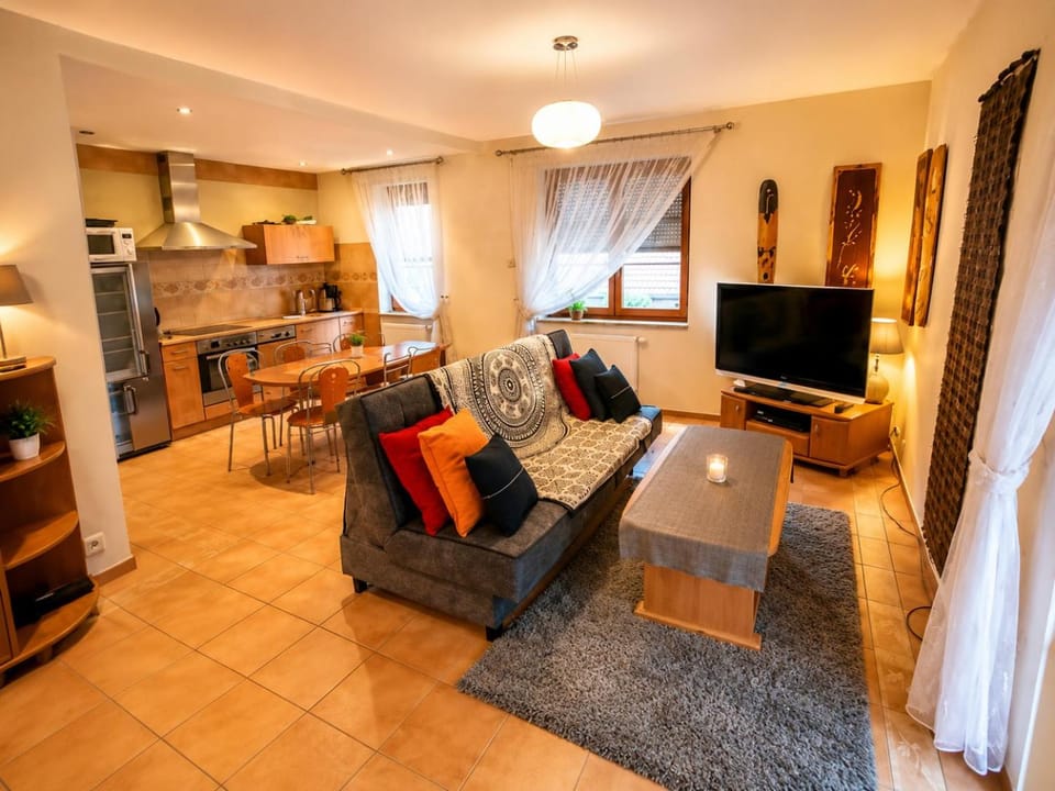 Communal lounge/ TV room, TV and multimedia, Living room, Seating area, oven