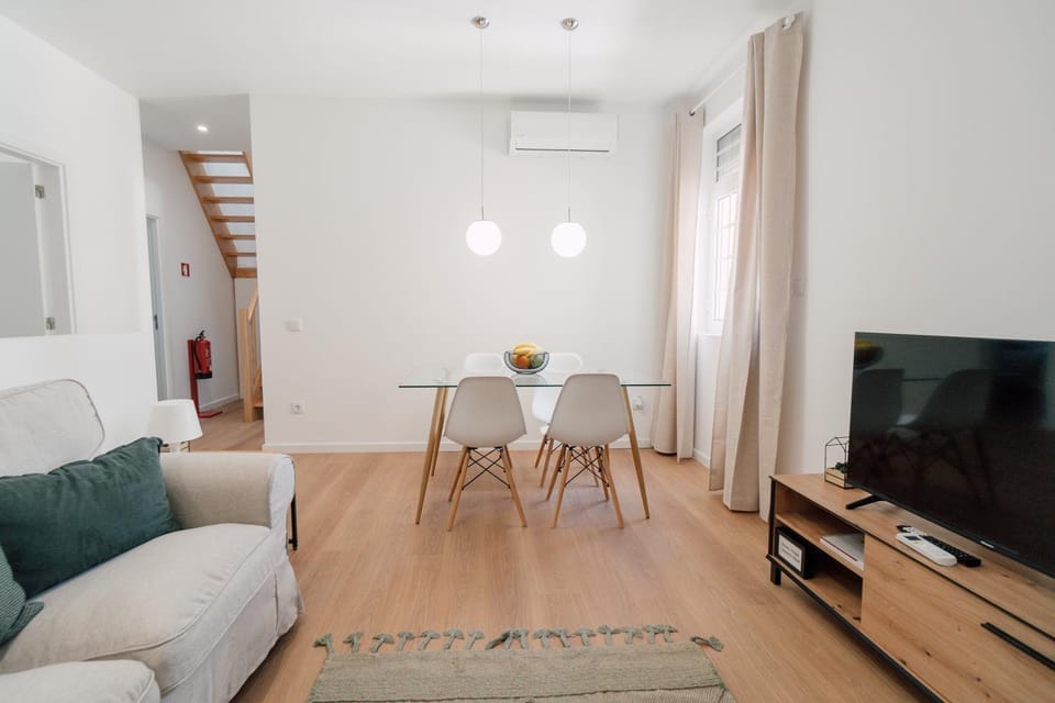 TV and multimedia, Kitchen or kitchenette, Living room, Seating area, Dining area, air conditioner