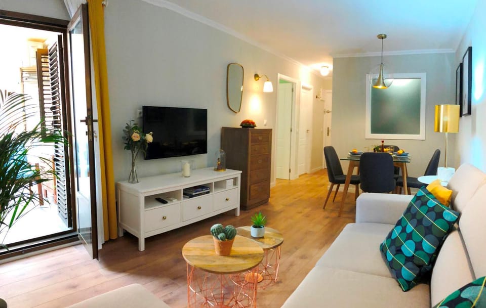 TV and multimedia, Living room, Seating area, Dining area