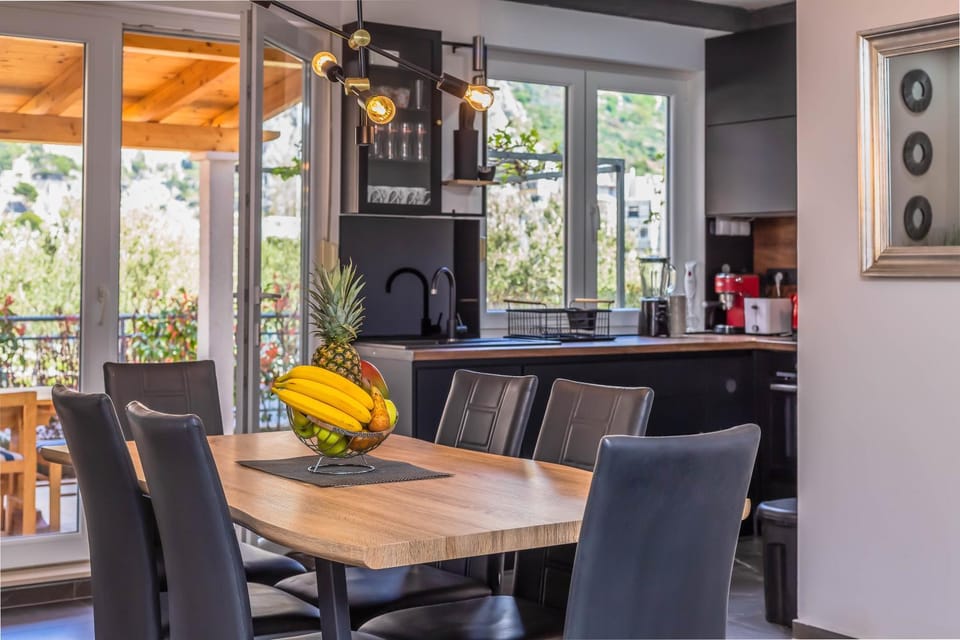 Seating area, Dining area