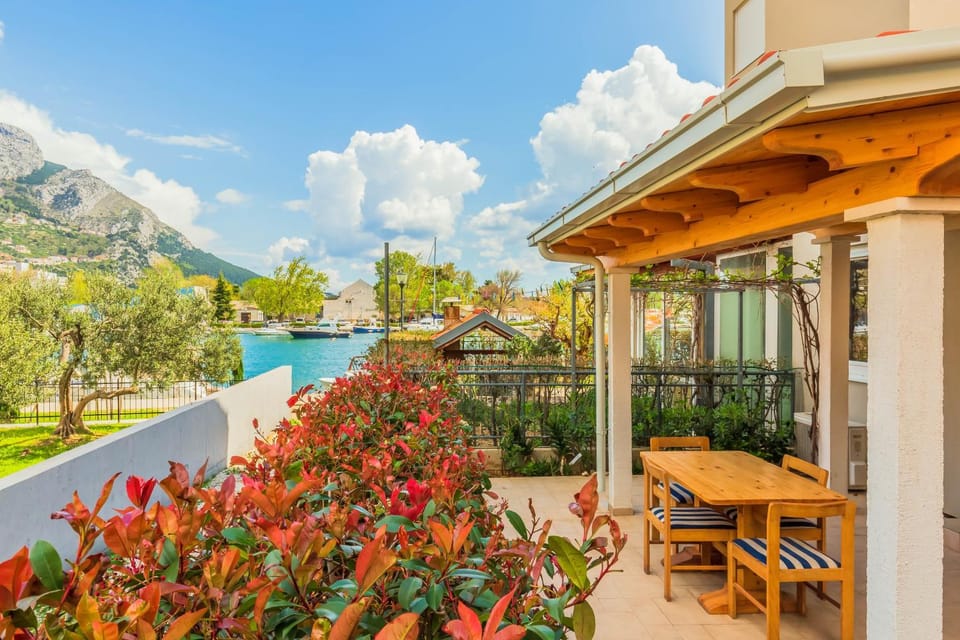 Seating area, River view