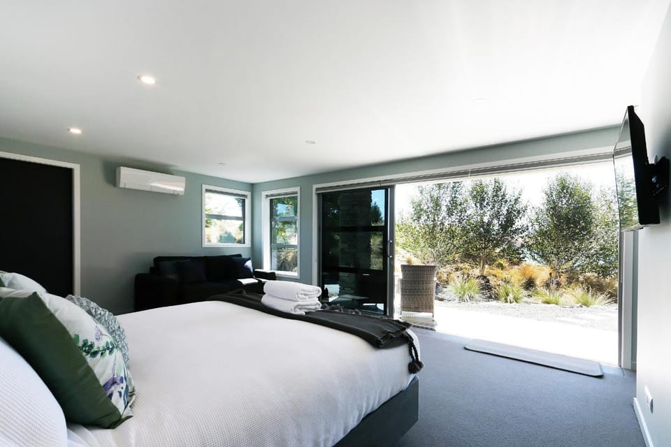 TV and multimedia, Living room, Bedroom, Lake view, Mountain view