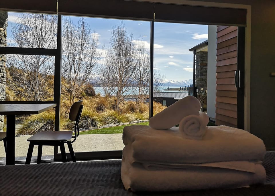 Balcony/Terrace, Dining area, Bedroom, Lake view, Mountain view