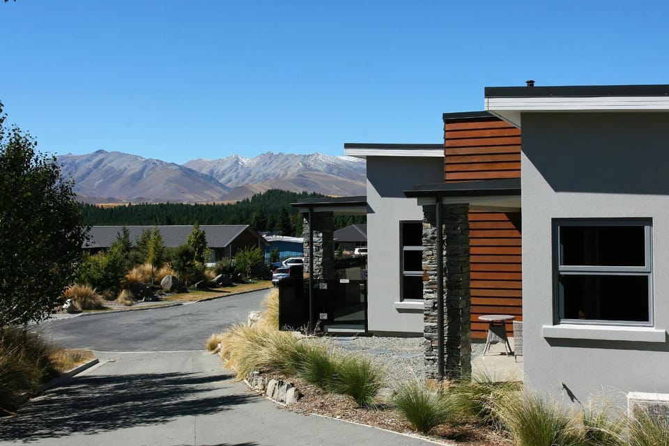 Property building, Facade/entrance, Summer, On site, Lake view, Mountain view