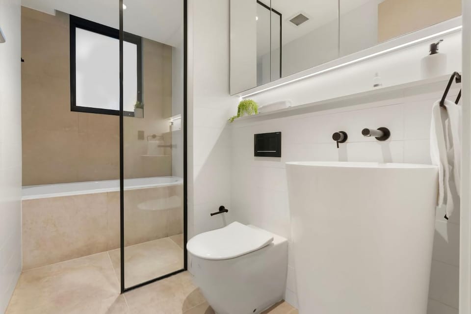 Chic 2 Bed Apartment w Balcony Near Coogee Beach Apartment in Sydney
