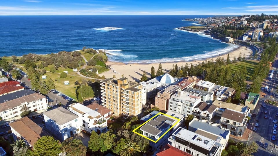 Chic 2 Bed Apartment w Balcony Near Coogee Beach Apartment in Sydney