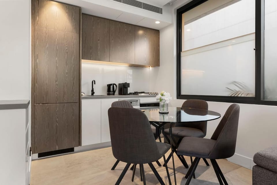 Chic 2 Bed Apartment w Balcony Near Coogee Beach Apartment in Sydney