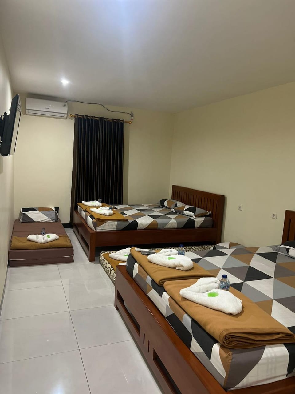 Bed, TV and multimedia, Photo of the whole room, Bedroom