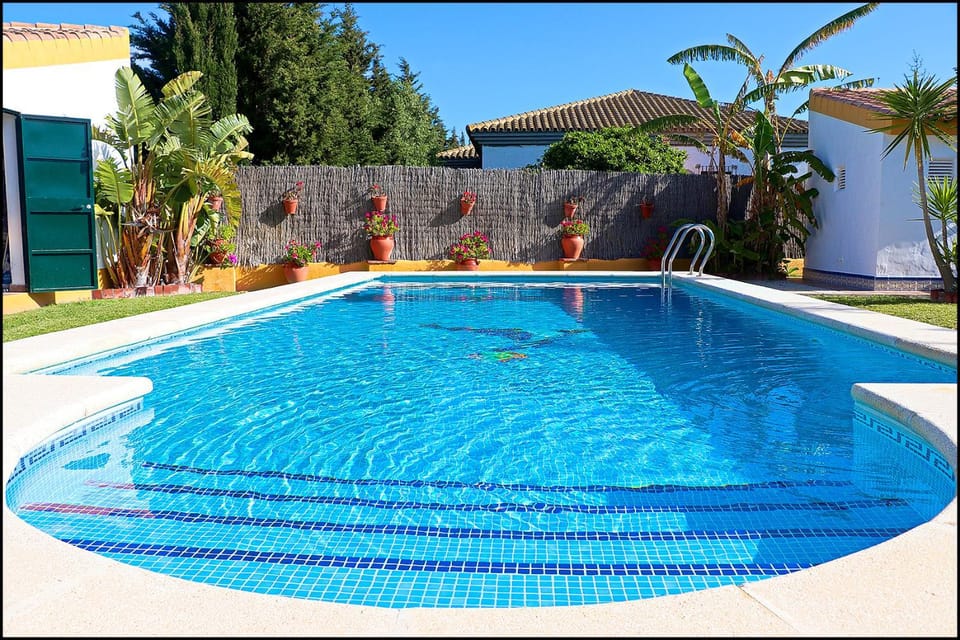 Chalet con piscina en Roche Viejo Chalet in La Janda