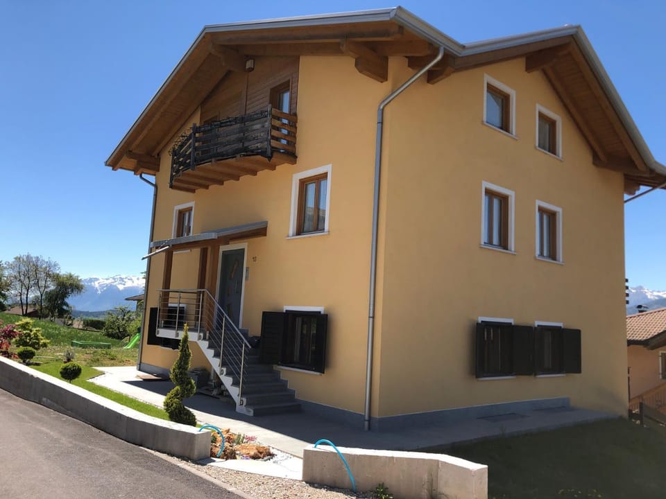Property building, Facade/entrance, Pets, Garden view, Mountain view, Family