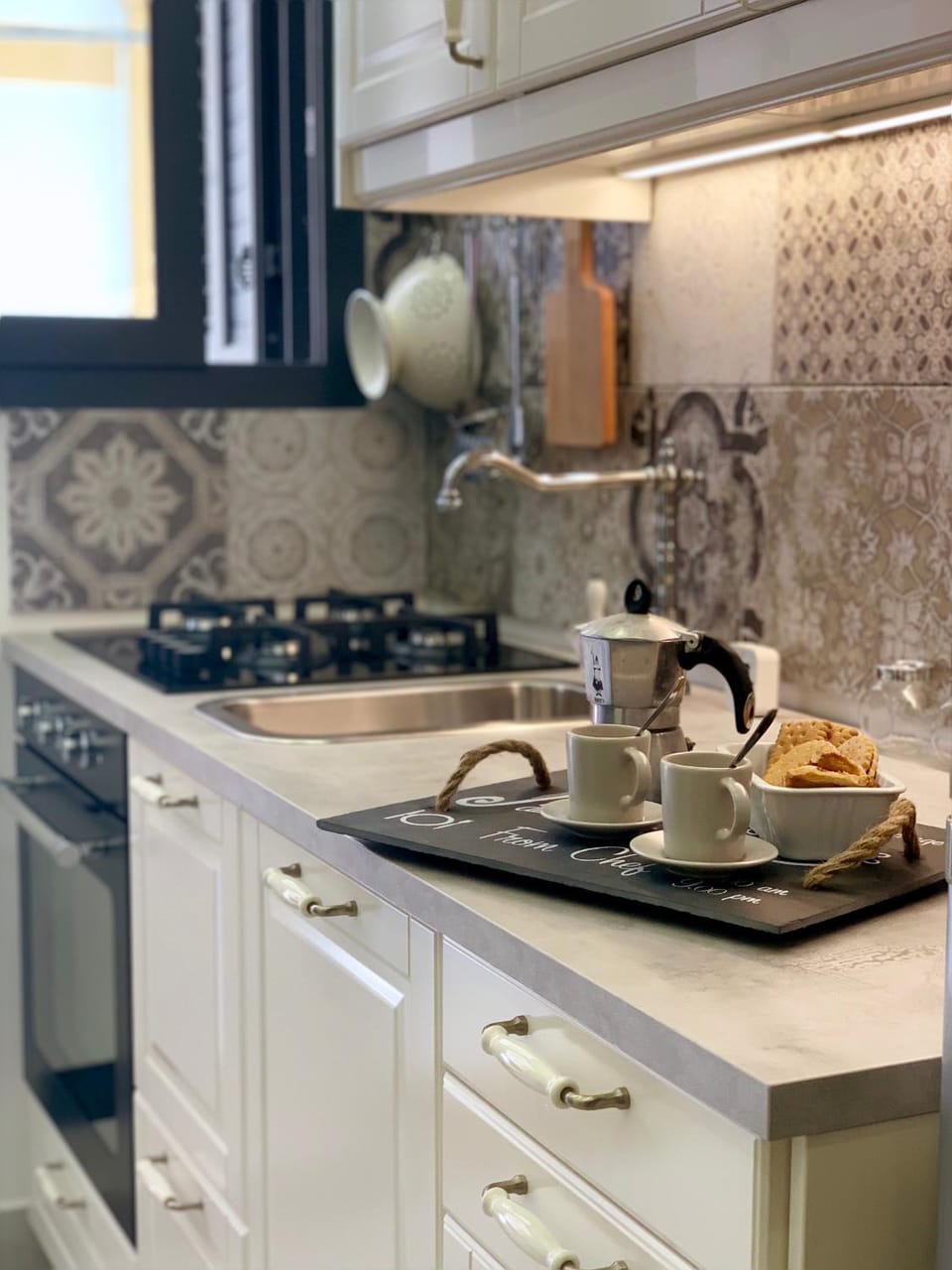 Coffee/tea facilities, Kitchen or kitchenette, Seating area, Dining area
