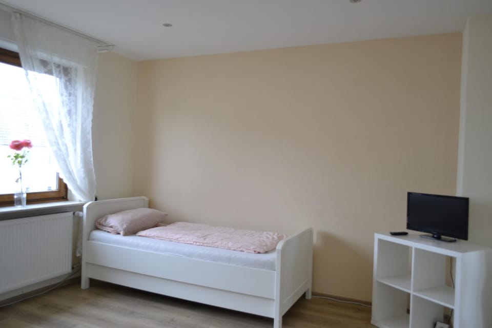 Bed, TV and multimedia, Photo of the whole room, Bedroom