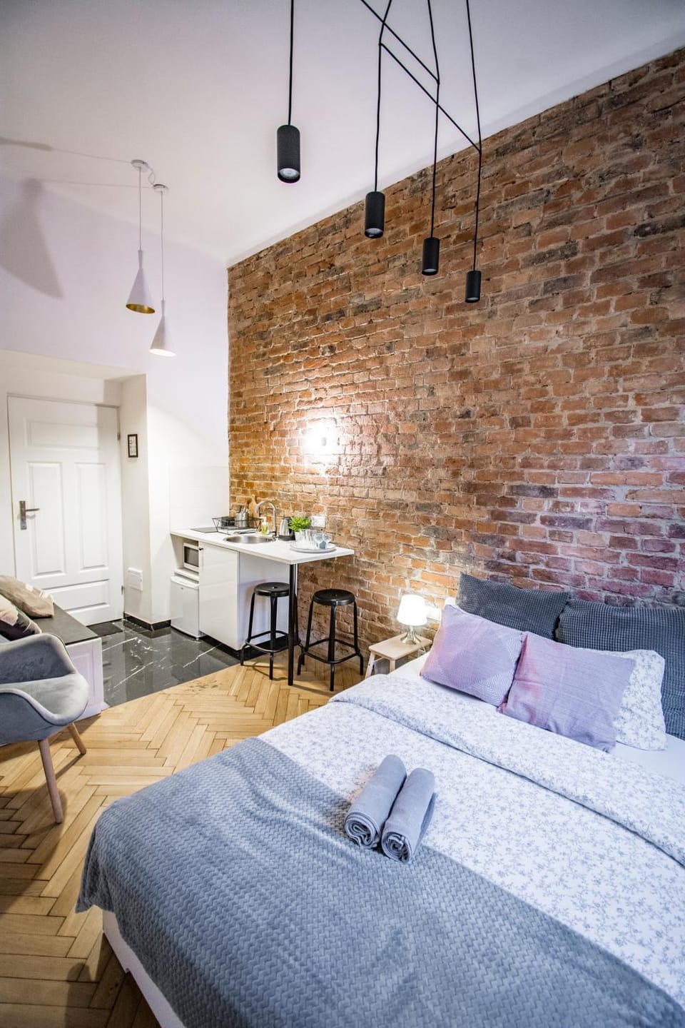 Bed, Kitchen or kitchenette, Decorative detail, Seating area, Dining area, Bedroom, hair dresser, minibar, pet friendly, stove, kitchen
