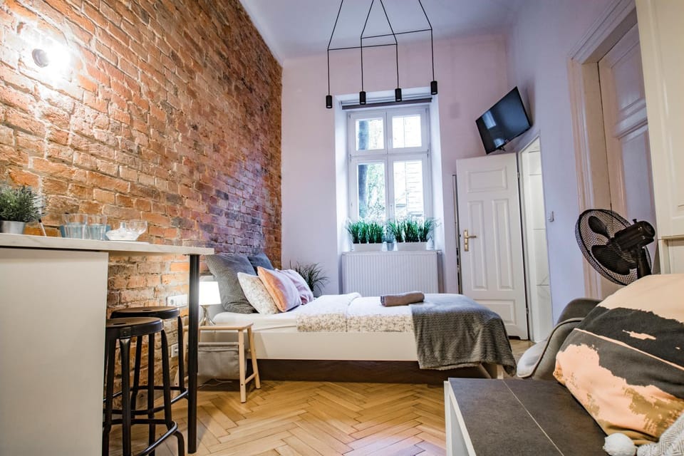 Bed, TV and multimedia, Kitchen or kitchenette, Decorative detail, Seating area, Dining area, Bedroom, hair dresser, kitchen