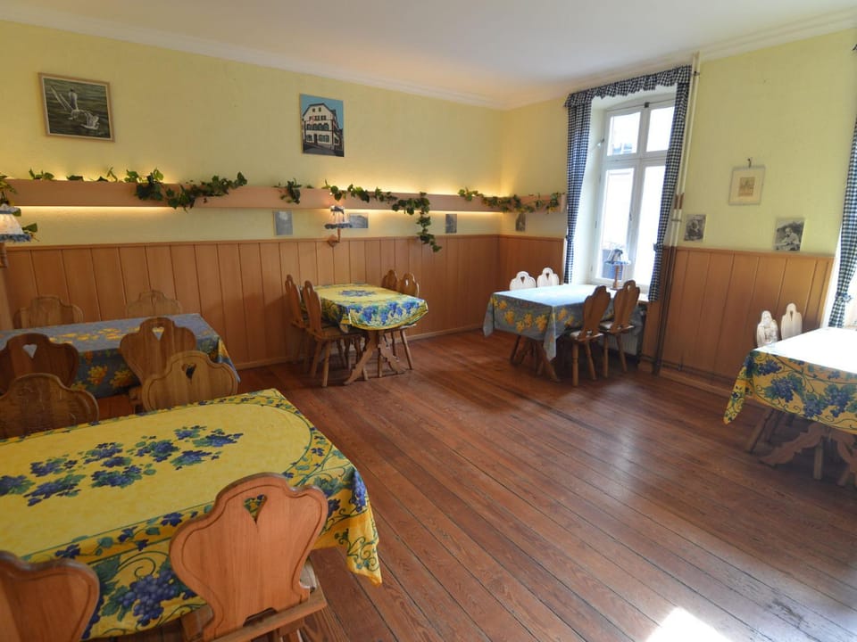 Game Room, Dining area