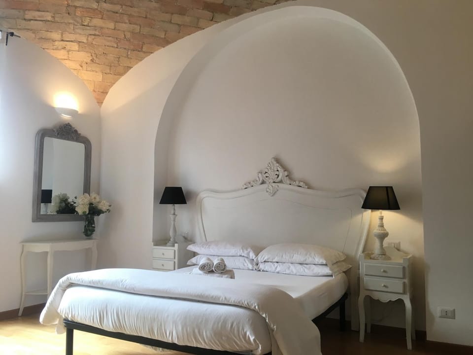 La finestra sul Colosseo B&B 1 Bed and Breakfast in Rome