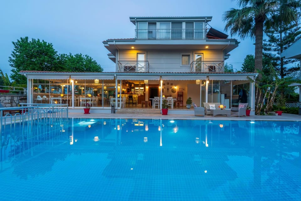 Property building, Restaurant/places to eat, Pool view, Swimming pool