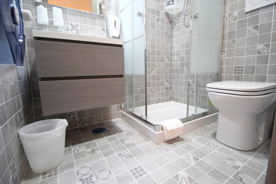 Shower, Toilet, Bathroom, bidet, towels