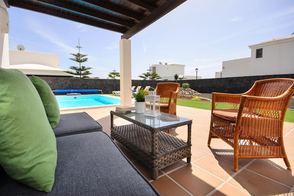 Property building, Balcony/Terrace, Living room, Swimming pool