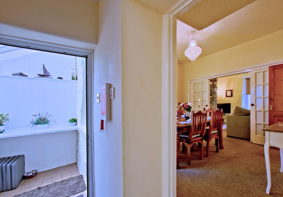 Facade/entrance, Living room, Seating area, Dining area, River view, Dinner, Inner courtyard view, Parking, heating, internet, pet friendly