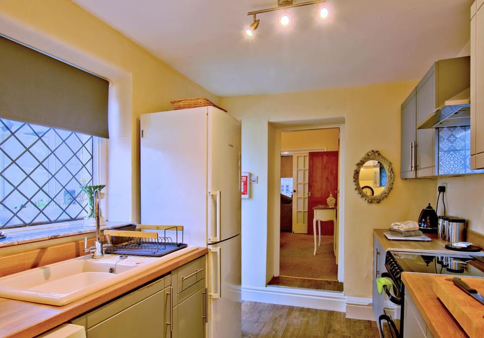 Kitchen or kitchenette, dishwasher, minibar, stove