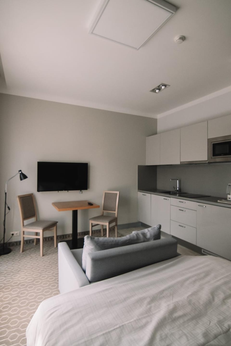 Bed, TV and multimedia, Kitchen or kitchenette, Living room, Photo of the whole room, Seating area, Dining area