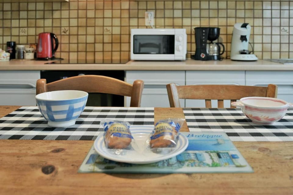 Coffee/tea facilities, Kitchen or kitchenette, Dining area