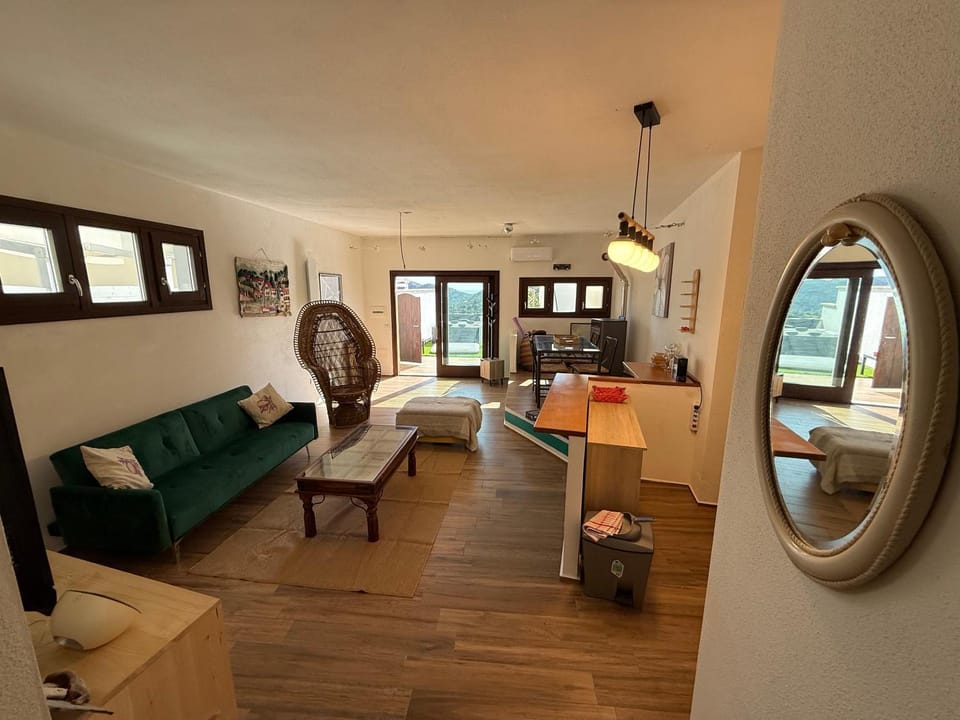 TV and multimedia, Kitchen or kitchenette, Living room, Photo of the whole room, Seating area, Dining area