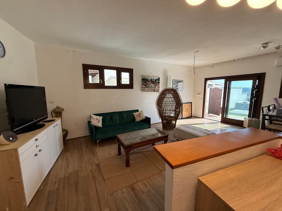 Communal lounge/ TV room, TV and multimedia, Kitchen or kitchenette, Living room, Seating area, Dining area, Evening entertainment
