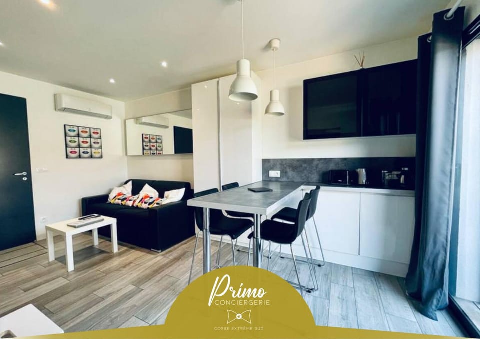 TV and multimedia, Kitchen or kitchenette, Living room, Seating area