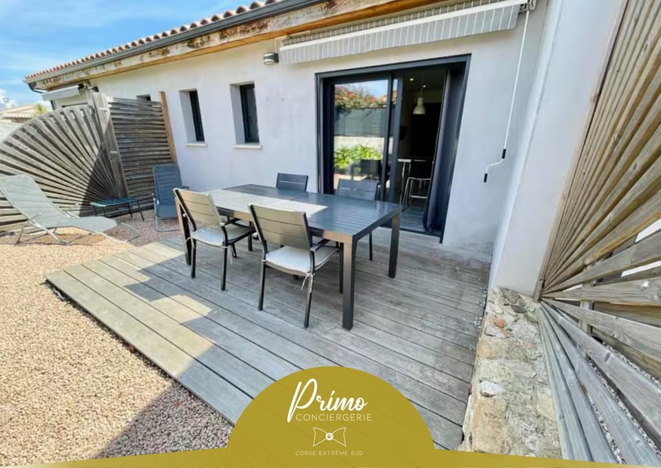 Property building, Patio, Day, Balcony/Terrace, Dining area