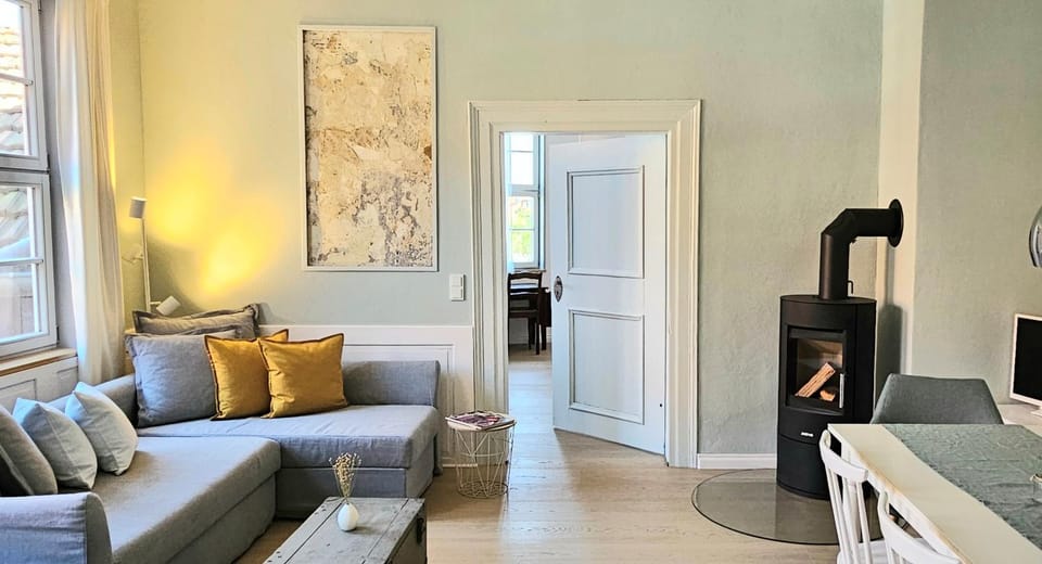 TV and multimedia, Living room, Seating area, fireplace