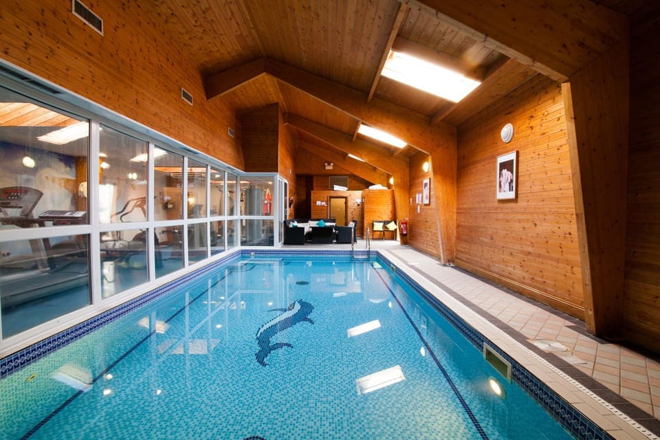 Shower, Seating area, Sports