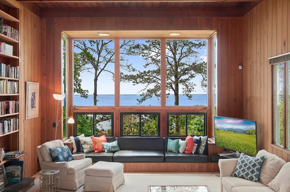 Natural landscape, Library, TV and multimedia, Living room, Seating area, Sea view
