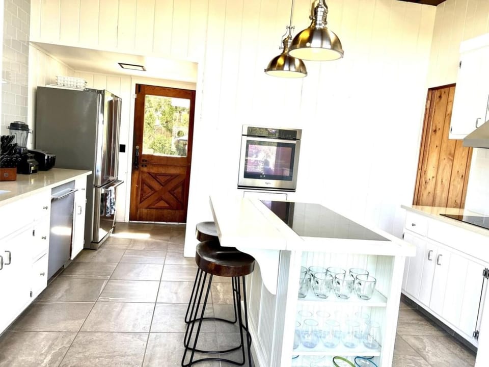 Kitchen or kitchenette, Dining area, dishwasher, oven, stove