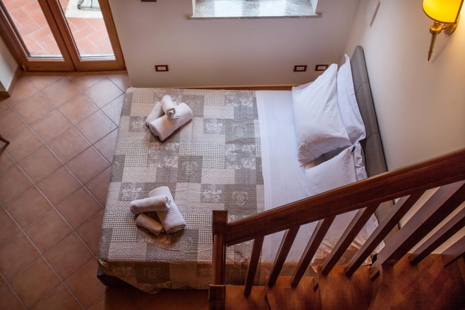 Bed, Photo of the whole room, towels