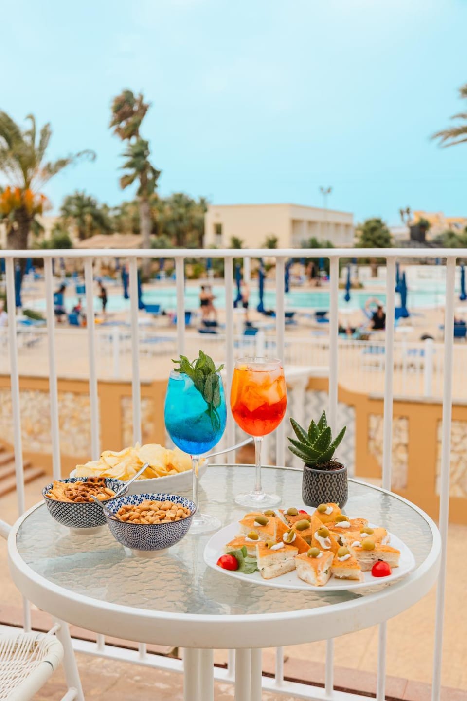 Food and drinks, Pool view