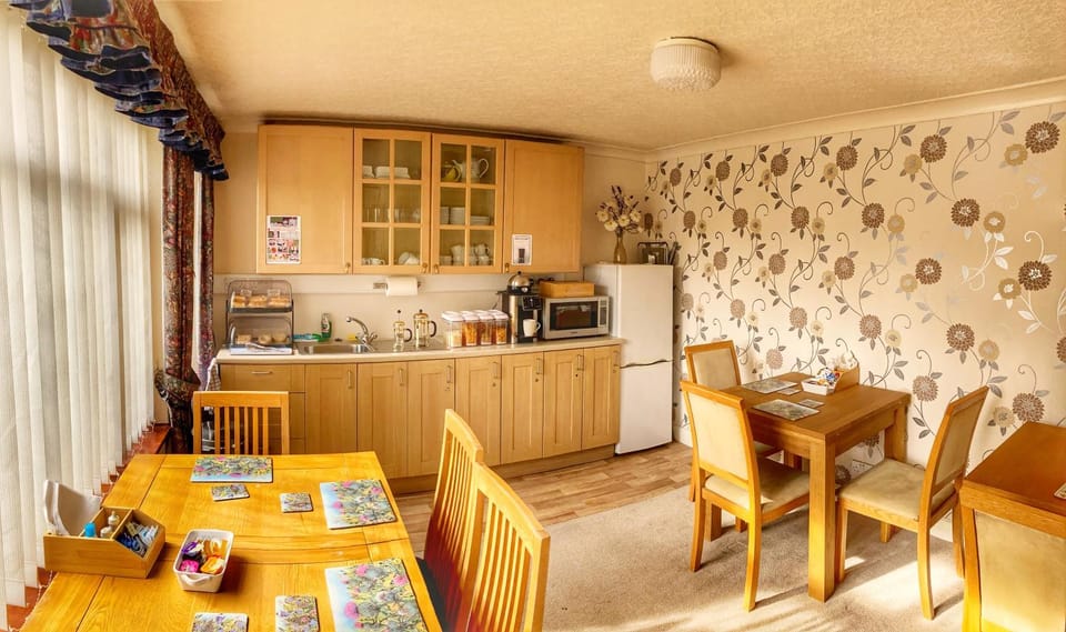 Restaurant/places to eat, Kitchen or kitchenette, Breakfast