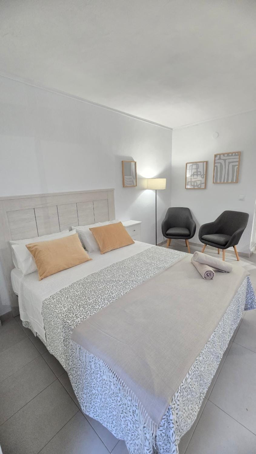 Photo of the whole room, Bedroom
