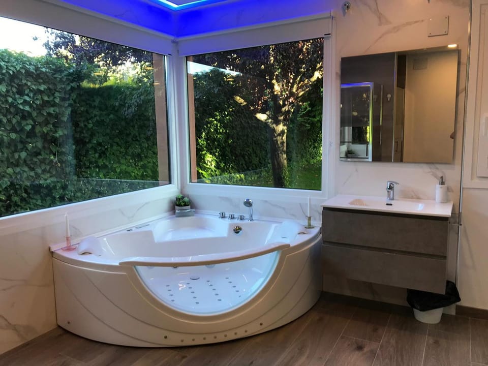 Hot Tub, Hot Tub, Bathroom, Spa and wellness centre/facilities