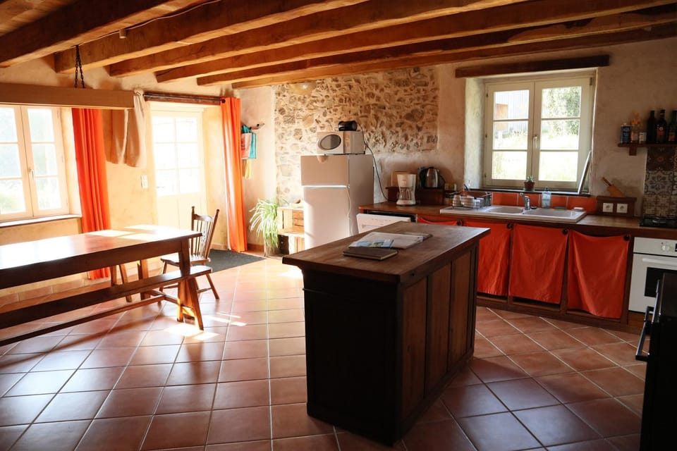 Kitchen or kitchenette, Dining area, pet friendly