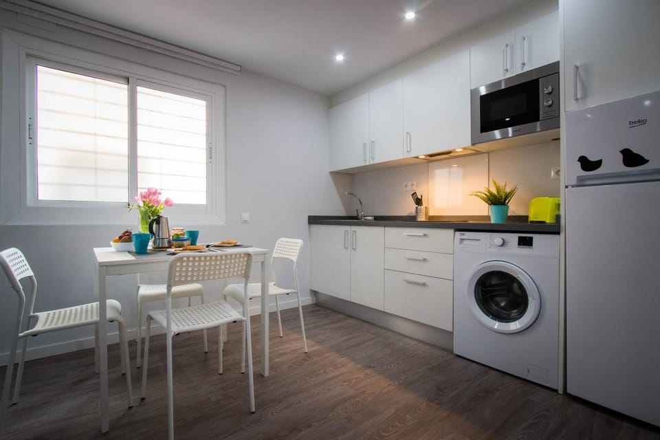 Kitchen or kitchenette, Dining area