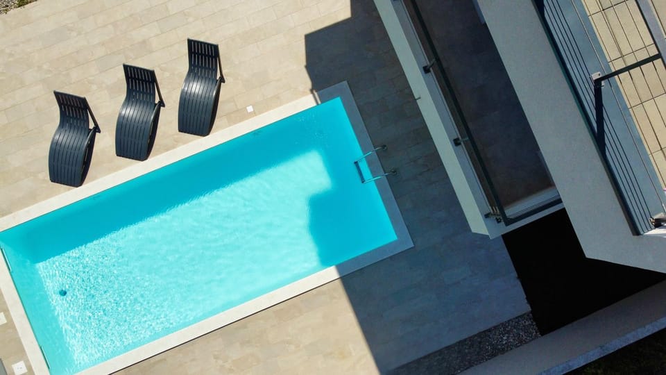 Pool view, Swimming pool, sunbed