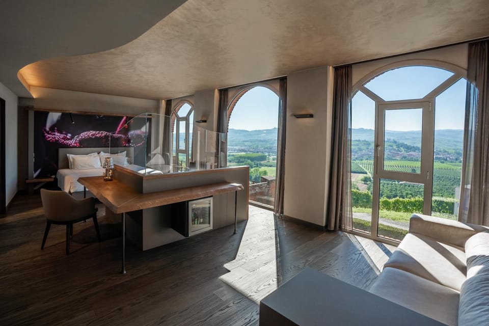 Restaurant/places to eat, Natural landscape, Living room